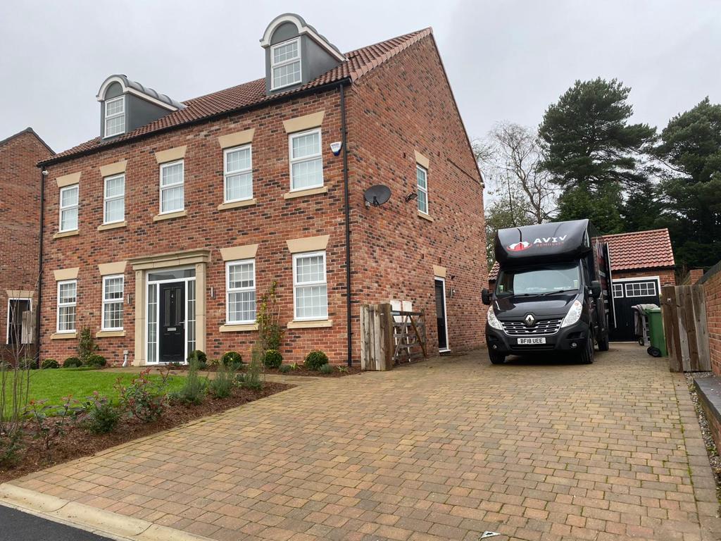 Aviv Removals van at a London property